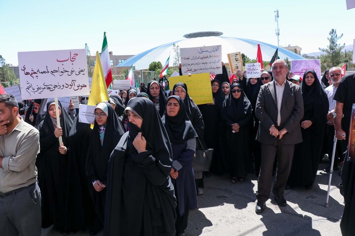 تجمع شهروندان بیرجندی در محکومیت هنجارشکنیهای حجاب در مقابل استانداری