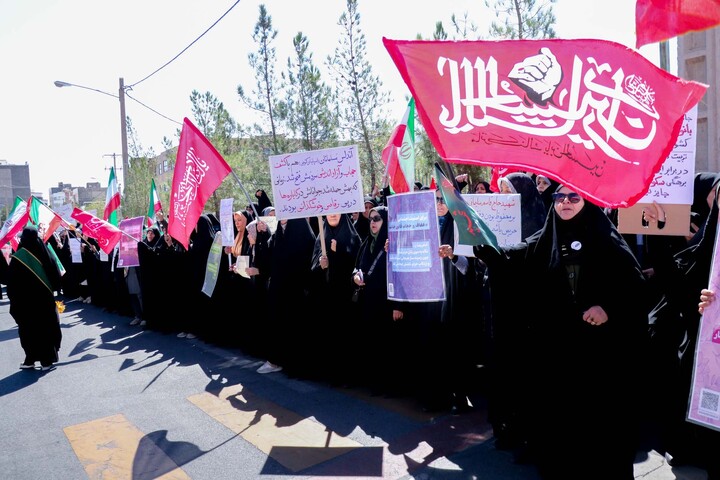 تجمع شهروندان بیرجندی در محکومیت هنجارشکنیهای حجاب در مقابل استانداری