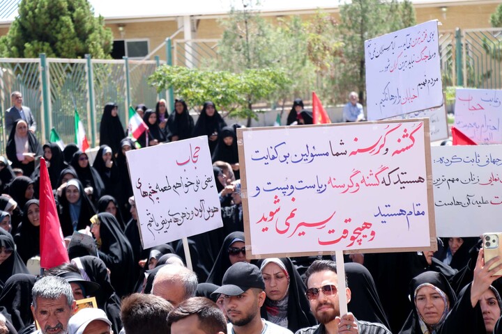 تجمع شهروندان بیرجندی در محکومیت هنجارشکنیهای حجاب در مقابل استانداری