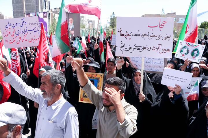 تجمع شهروندان بیرجندی در محکومیت هنجارشکنیهای حجاب در مقابل استانداری