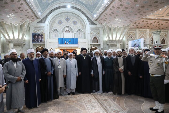تصاویر/ ادای احترام مهمانان چهلمین کنفرانس وحدت اسلامی به امام خمینی(ره)