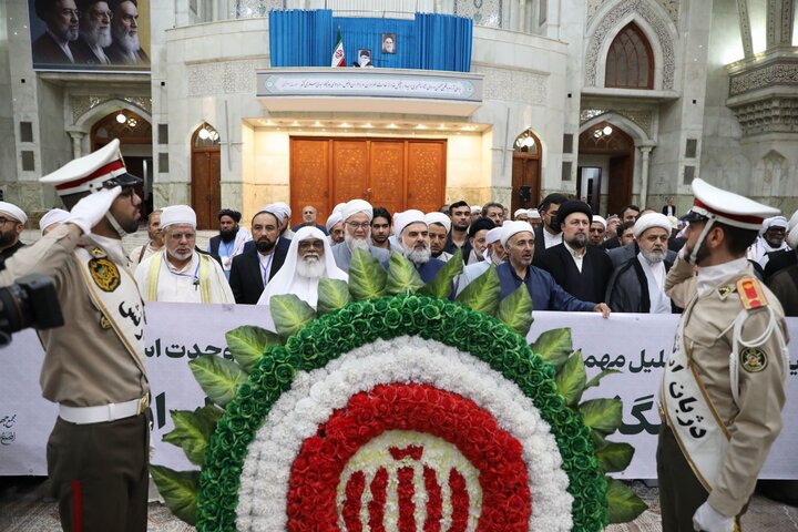 تصاویر/ ادای احترام مهمانان چهلمین کنفرانس وحدت اسلامی به امام خمینی(ره)