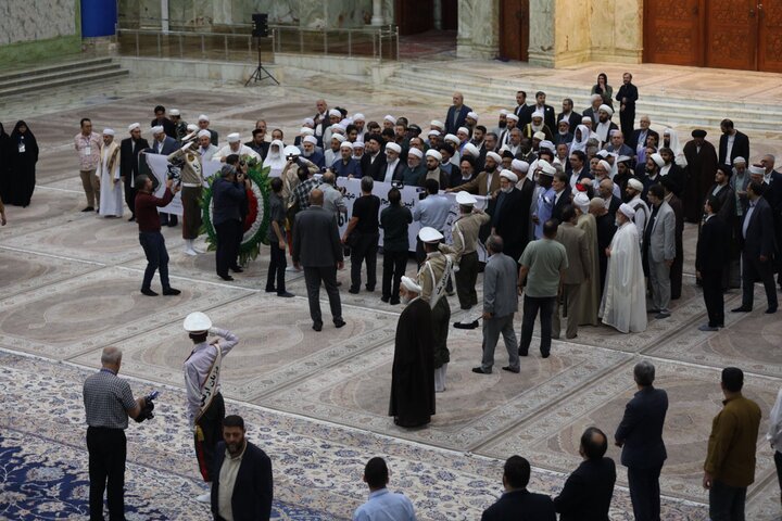 تصاویر/ ادای احترام مهمانان چهلمین کنفرانس وحدت اسلامی به امام خمینی(ره)