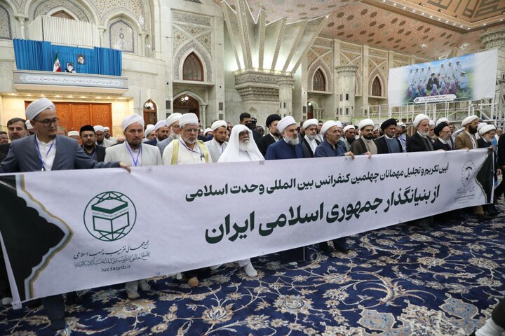 تصاویر/ ادای احترام مهمانان چهلمین کنفرانس وحدت اسلامی به امام خمینی(ره)