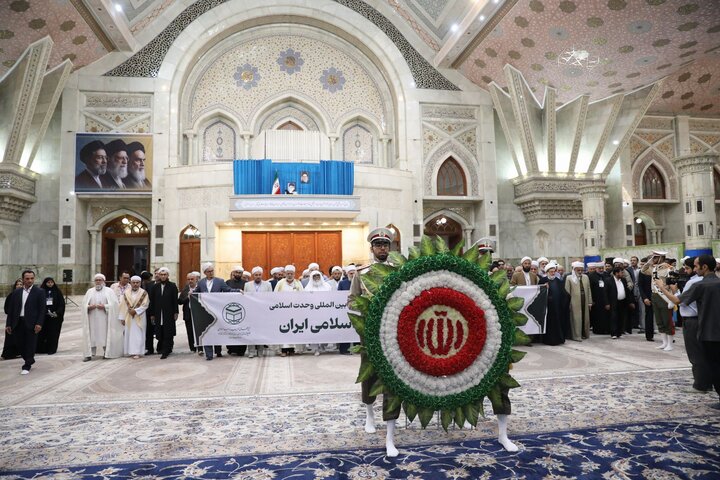 تصاویر/ ادای احترام مهمانان چهلمین کنفرانس وحدت اسلامی به امام خمینی(ره)