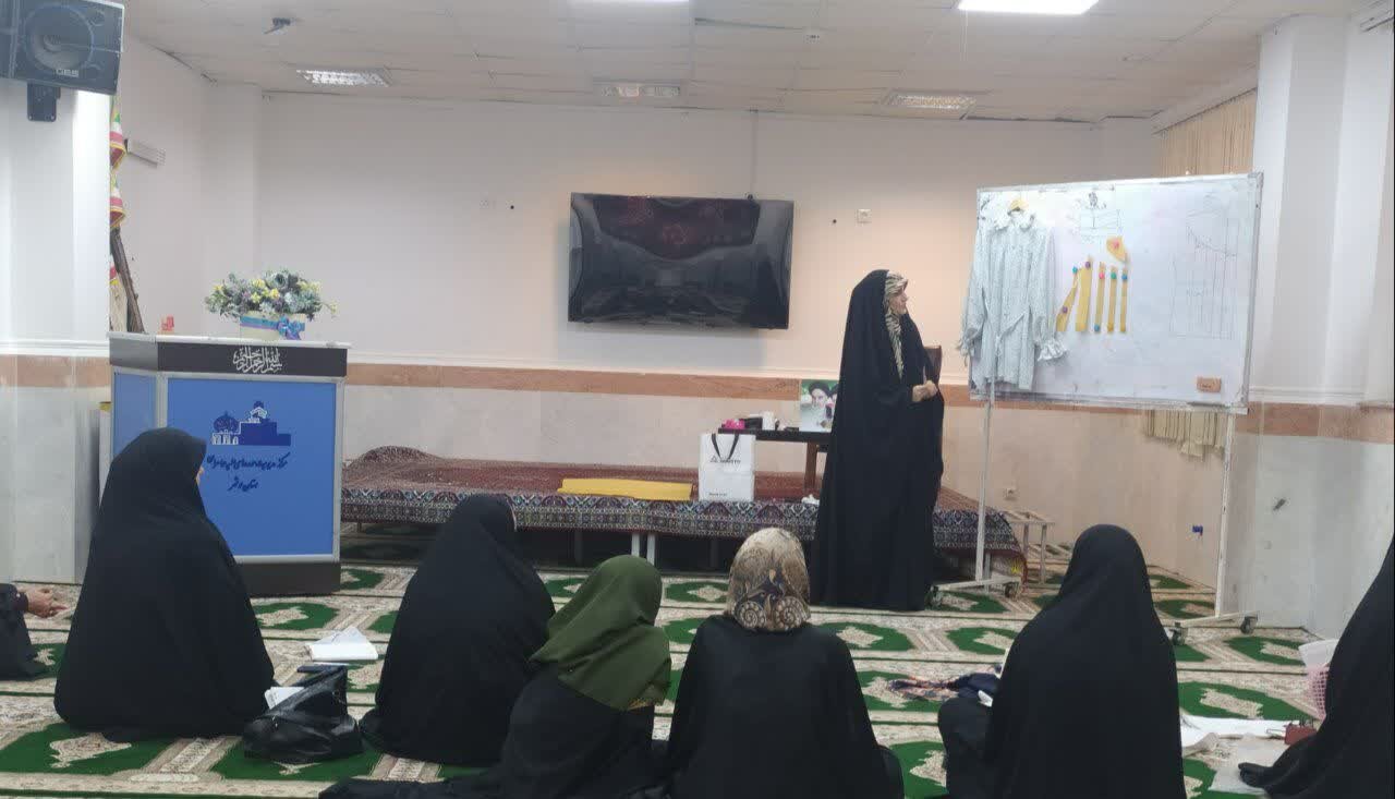 کارگاه آموزش خیاطی ویژه طلاب در مدرسه علمیه الزهرا گناوه برگزار شد