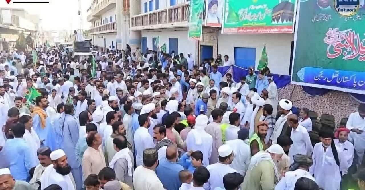 بھکر میں اہل تشیع کی جانب سے جلوسِ میلاد النبی کا پُرتپاک استقبال / بین المسالک محبت و اخوت کا عملی مظاہرہ