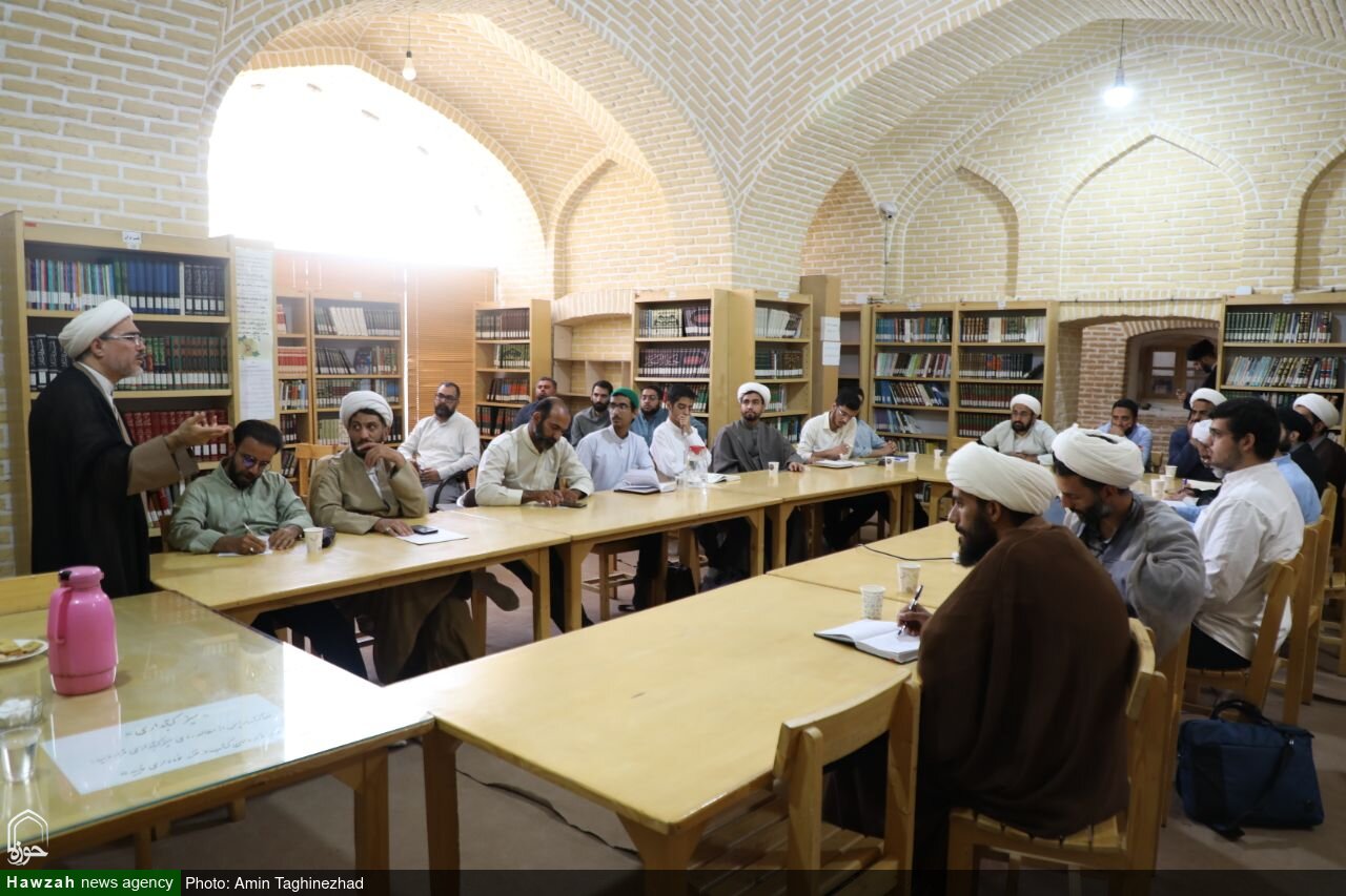 دوره آشنایی با صحیفه سجادیه در مدرسه علمیه خان یزد برگزار شد+ تصاویر