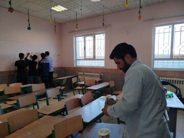 خدمت جهادی طلاب قاینات برای نوسازی و زیباسازی مدرسه حضرت زینب(س)+عکس
