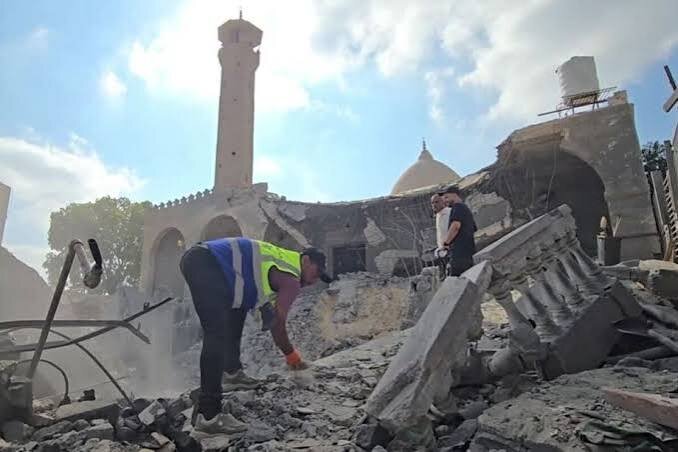 Palestinians Work to Preserve Artifacts from Historic Gaza Mosque After Israeli Attack