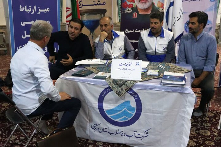 تصاویر/برپایی میز خدمت در مصلی اراک به مناسبت هفته‌ی دولت