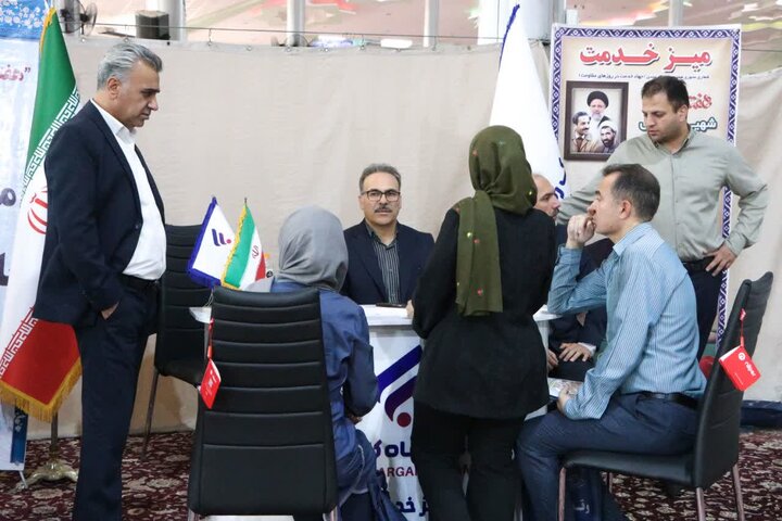 تصاویر/برپایی میز خدمت در مصلی اراک به مناسبت هفته‌ی دولت