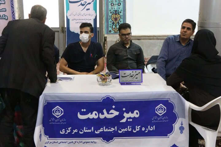 تصاویر/برپایی میز خدمت در مصلی اراک به مناسبت هفته‌ی دولت