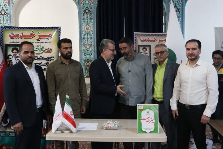 تصاویر/برپایی میز خدمت در مصلی اراک به مناسبت هفته‌ی دولت