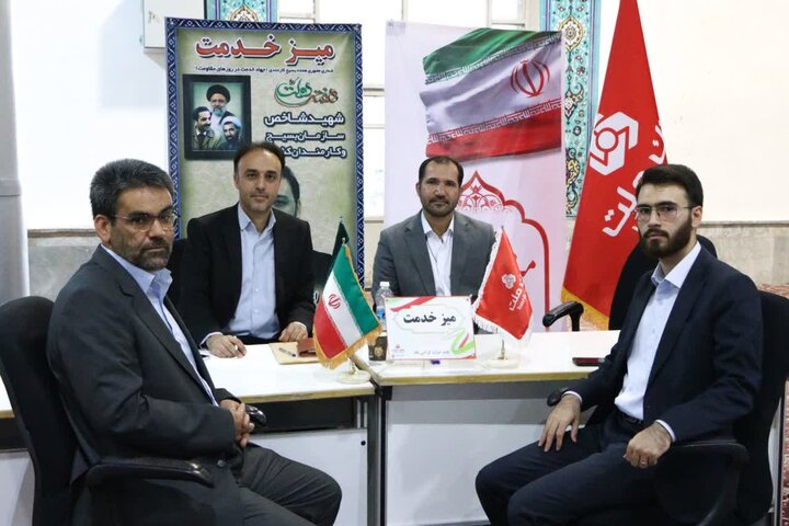 تصاویر/برپایی میز خدمت در مصلی اراک به مناسبت هفته‌ی دولت