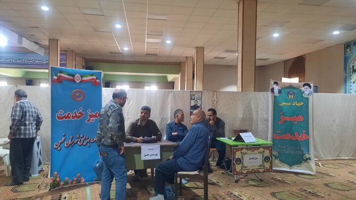 تصاویر/برپایی میز خدمت در خمین به مناسبت هفته‌ی دولت