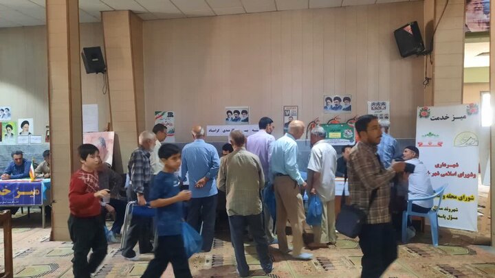 تصاویر/برپایی میز خدمت در خمین به مناسبت هفته‌ی دولت