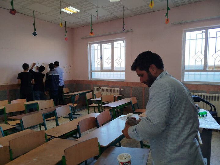 تصاویر| روایتِ قلم‌موهایی طلاب که مدرسه را به باغِ آرزوها تبدیل کردند