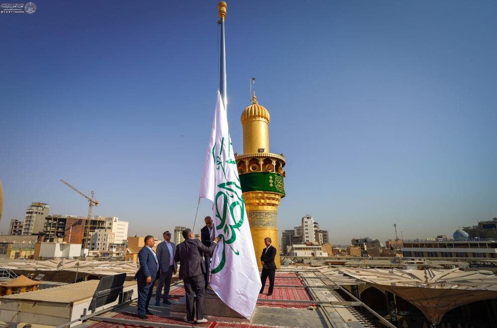 العتبة العلوية المقدسة ترفع راية الولادة المباركة للنبي الأعظم (صلى الله عليه وآله) والإمام الصادق (عليه السلام)