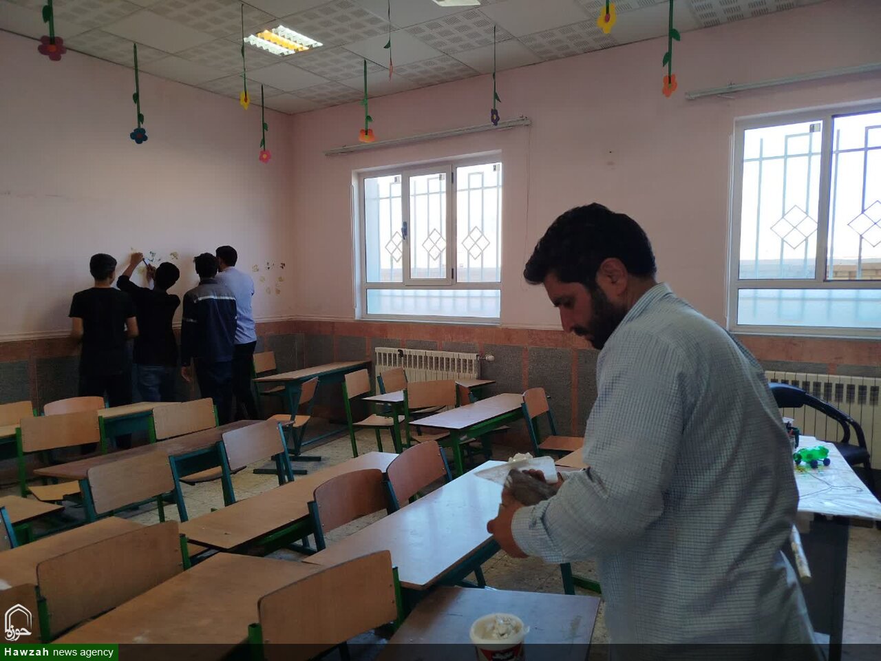خدمت جهادی طلاب قاینات برای نوسازی و زیباسازی مدرسه حضرت زینب(س)+عکس