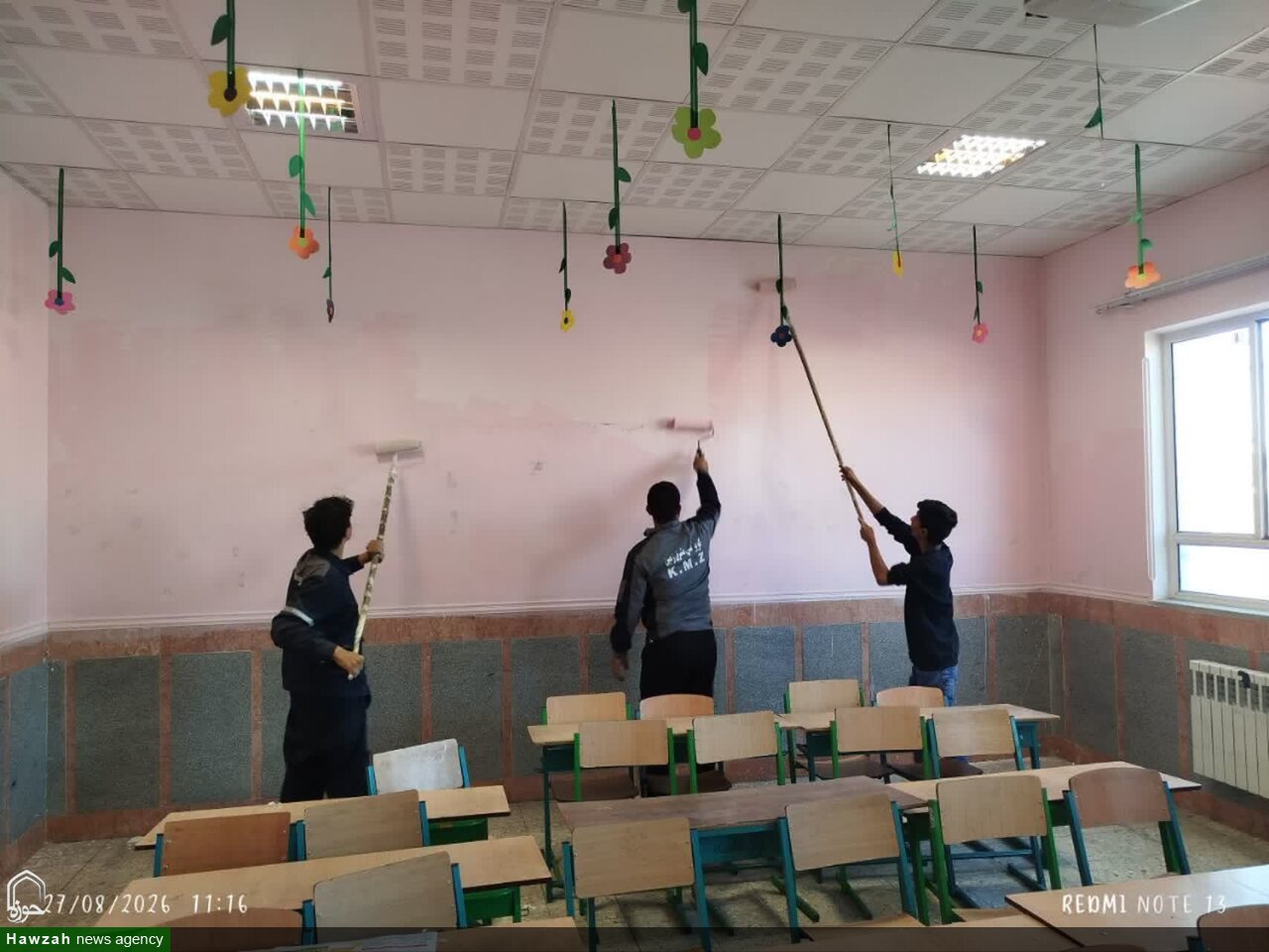 خدمت جهادی طلاب قاینات برای نوسازی و زیباسازی مدرسه حضرت زینب(س)+عکس
