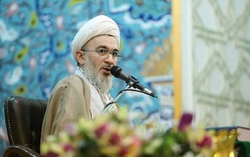 ادامه انقلاب به حضور و مسئولیت مردم بستگی دارد