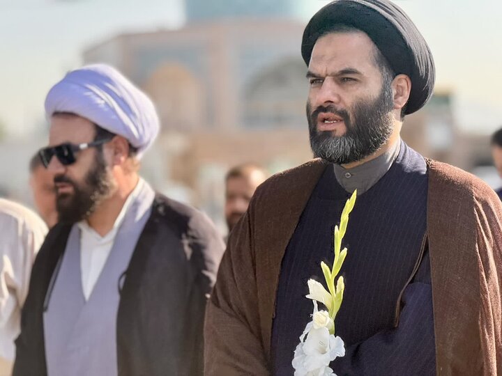 تصاویر / غبارروبی و عطر افشانی آستان مقدس امامزاده حسین و گلزار شهدا قزوین توسط مدیر کل وکارکنان اداره کل اوقاف وامور خیریه استان قزوین به مناسبت هفته وقف
