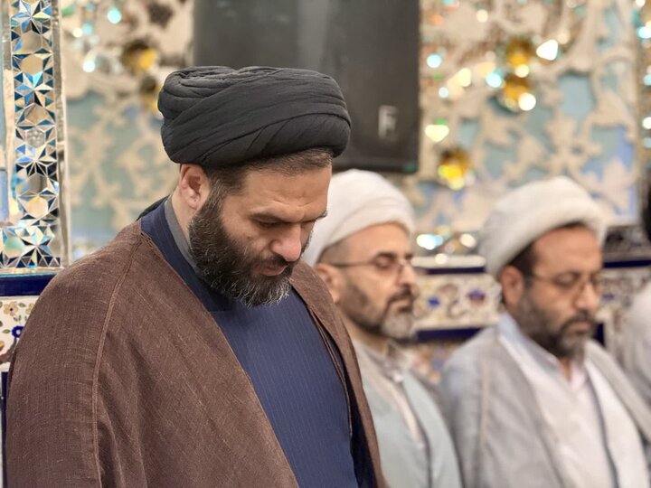 تصاویر / غبارروبی و عطر افشانی آستان مقدس امامزاده حسین و گلزار شهدا قزوین توسط مدیر کل وکارکنان اداره کل اوقاف وامور خیریه استان قزوین به مناسبت هفته وقف