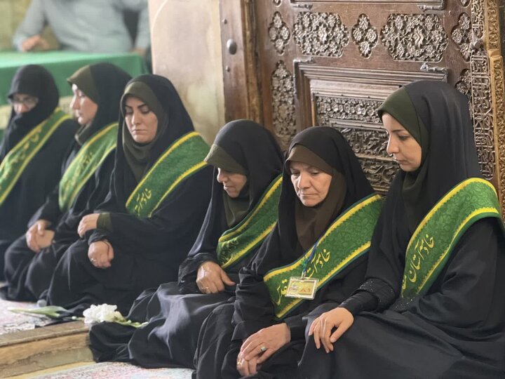 تصاویر / غبارروبی و عطر افشانی آستان مقدس امامزاده حسین و گلزار شهدا قزوین توسط مدیر کل وکارکنان اداره کل اوقاف وامور خیریه استان قزوین به مناسبت هفته وقف