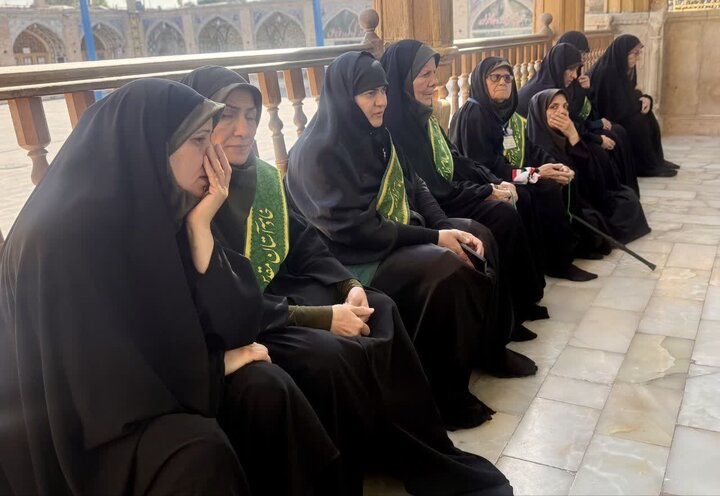تصاویر / غبارروبی و عطر افشانی آستان مقدس امامزاده حسین و گلزار شهدا قزوین توسط مدیر کل وکارکنان اداره کل اوقاف وامور خیریه استان قزوین به مناسبت هفته وقف