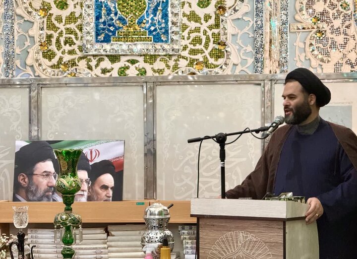 تصاویر / غبارروبی و عطر افشانی آستان مقدس امامزاده حسین و گلزار شهدا قزوین توسط مدیر کل وکارکنان اداره کل اوقاف وامور خیریه استان قزوین به مناسبت هفته وقف