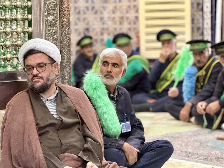 تصاویر / غبارروبی و عطر افشانی آستان مقدس امامزاده حسین و گلزار شهدا قزوین توسط مدیر کل وکارکنان اداره کل اوقاف وامور خیریه استان قزوین به مناسبت هفته وقف