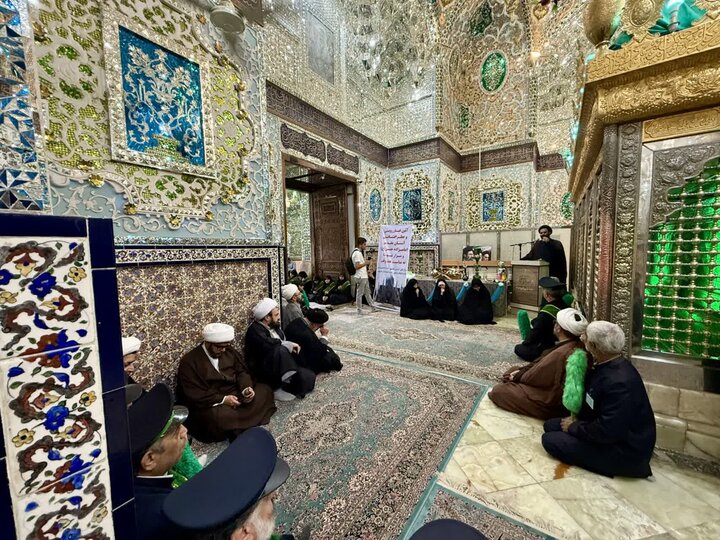 تصاویر / غبارروبی و عطر افشانی آستان مقدس امامزاده حسین و گلزار شهدا قزوین توسط مدیر کل وکارکنان اداره کل اوقاف وامور خیریه استان قزوین به مناسبت هفته وقف