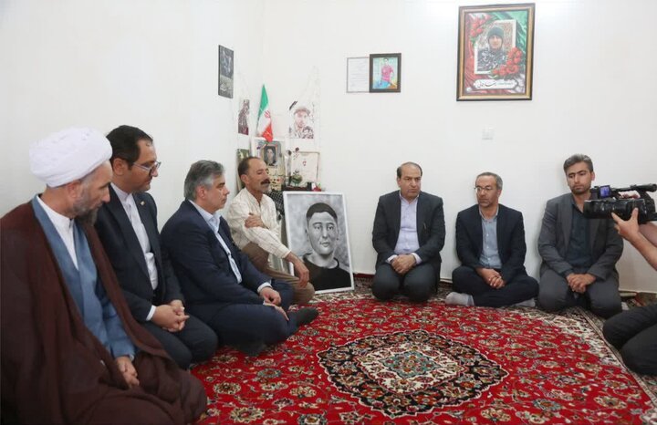 تصاویر/تجلیل از خانواده شهید مدافع امنیت «رضا رحمانی» در خنداب