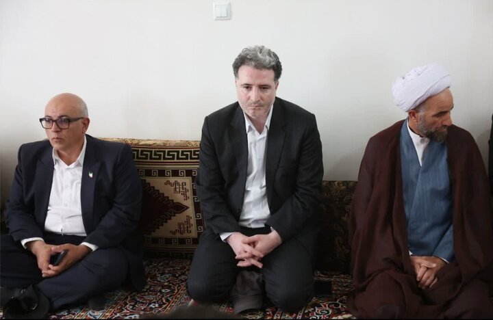 تصاویر/تجلیل از خانواده شهید مدافع امنیت «رضا رحمانی» در خنداب
