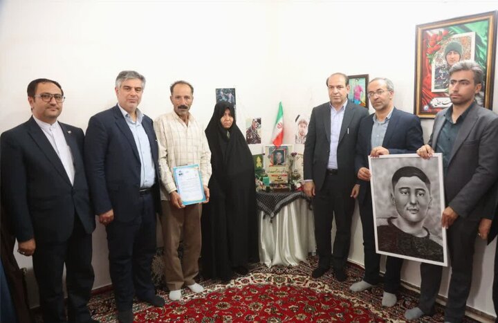 تصاویر/تجلیل از خانواده شهید مدافع امنیت «رضا رحمانی» در خنداب