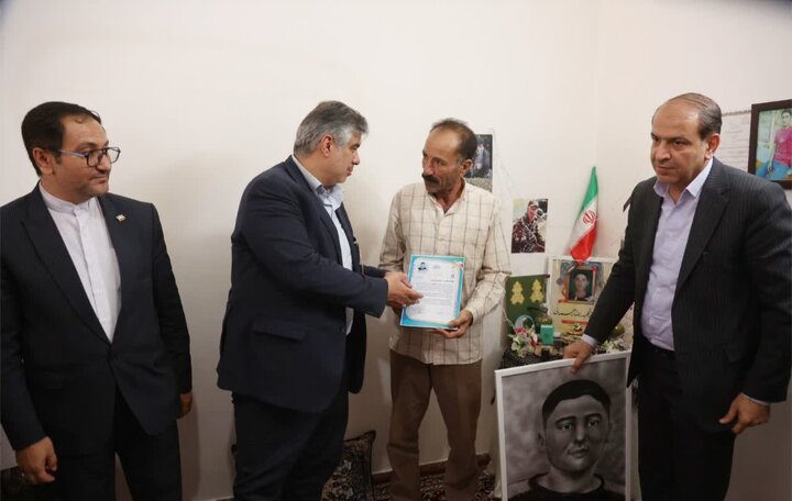 تصاویر/تجلیل از خانواده شهید مدافع امنیت «رضا رحمانی» در خنداب