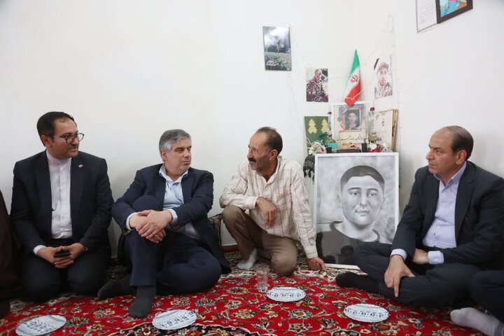 تصاویر/تجلیل از خانواده شهید مدافع امنیت «رضا رحمانی» در خنداب