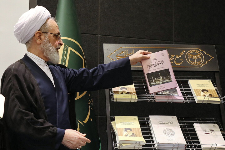 تصاویر/ رونمایی از اثر ارزشمند« 12 جلدی مجموعه موضوعات پژوهشی علوم و معارف اسلامی محمدی(ص)» حوزه های علمیه