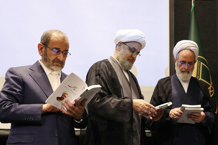تصاویر/ رونمایی از اثر ارزشمند« 12 جلدی مجموعه موضوعات پژوهشی علوم و معارف اسلامی محمدی(ص)» حوزه های علمیه