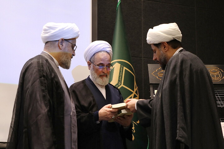 تصاویر/ رونمایی از اثر ارزشمند« 12 جلدی مجموعه موضوعات پژوهشی علوم و معارف اسلامی محمدی(ص)» حوزه های علمیه