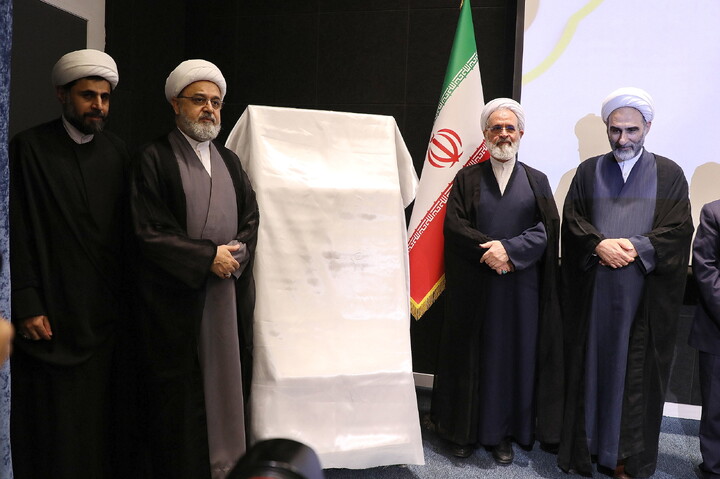تصاویر/ رونمایی از اثر ارزشمند« 12 جلدی مجموعه موضوعات پژوهشی علوم و معارف اسلامی محمدی(ص)» حوزه های علمیه