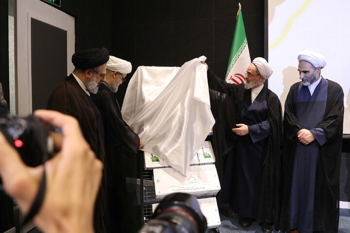 تصاویر/ رونمایی از اثر ارزشمند« 12 جلدی مجموعه موضوعات پژوهشی علوم و معارف اسلامی محمدی(ص)» حوزه های علمیه