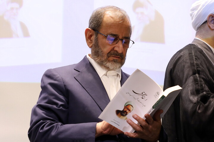 تصاویر/ رونمایی از اثر ارزشمند« 12 جلدی مجموعه موضوعات پژوهشی علوم و معارف اسلامی محمدی(ص)» حوزه های علمیه