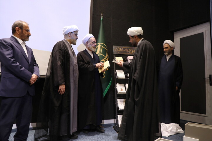تصاویر/ رونمایی از اثر ارزشمند« 12 جلدی مجموعه موضوعات پژوهشی علوم و معارف اسلامی محمدی(ص)» حوزه های علمیه
