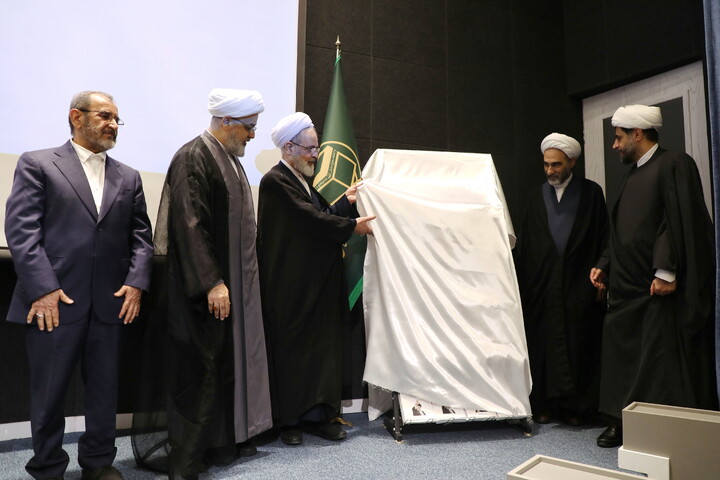 تصاویر/ رونمایی از اثر ارزشمند« 12 جلدی مجموعه موضوعات پژوهشی علوم و معارف اسلامی محمدی(ص)» حوزه های علمیه