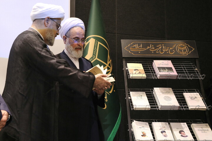 تصاویر/ رونمایی از اثر ارزشمند« 12 جلدی مجموعه موضوعات پژوهشی علوم و معارف اسلامی محمدی(ص)» حوزه های علمیه