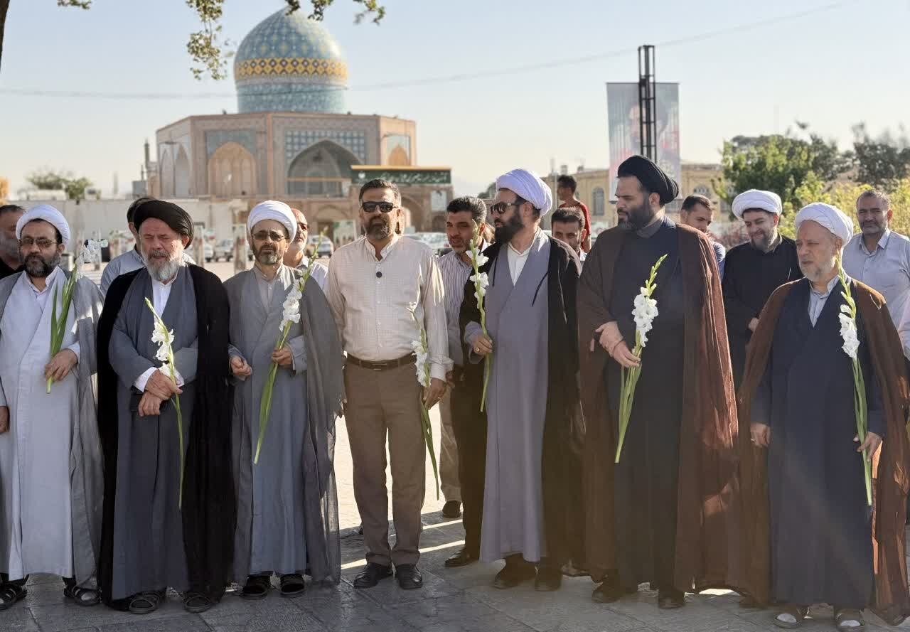 تصاویر / غبارروبی و عطر افشانی آستان مقدس امامزاده حسین و گلزار شهدا قزوین