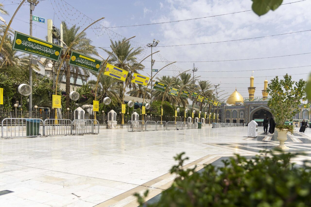 العتبة العباسية تنشر لافتات الفرح والزينة في بين الحرمين بذكرى ولادة الصادقين (عليهما السلام)