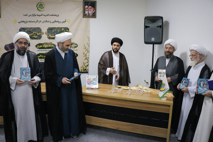 تصاویر/ آیین رونمایی از دو اثر مستند پژوهشی «تبارشناسی قائد شهید» و «تبارشناسی صالح بعد صالح»